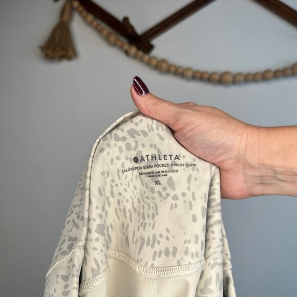 Athleta Salutation Stash Pocket II Print Capris - Picture 5 of 5